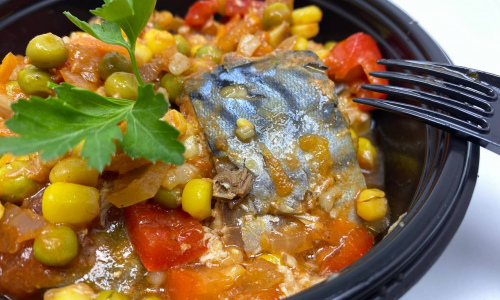 Атлантическая макрель по мексикански с зеленым горошком, кукурузой, красным перцем и морковью под томатным маринадом