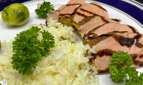 Вырезка, приготовленная по технологии Sous Vide с бальзамическим соусом, рисом басматти и брюссельской капустой