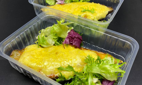 Запеченный баклажан с ветчиной индейки и помидором под сырной шапочкой